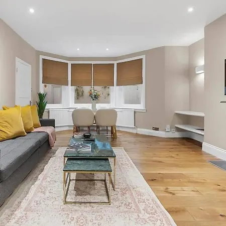 Stylish Two-Bedroom Flat In Prime Central London